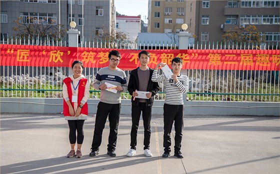 工會(huì)主席胡伊佳（左一）為五人六足獲獎(jiǎng)隊(duì)伍頒獎(jiǎng)