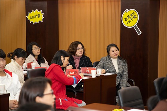 書友認(rèn)真聆聽