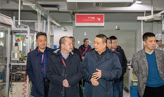 在公司領(lǐng)導陪同下參觀自動化生產(chǎn)車間