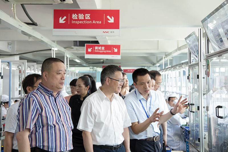 羅建紅主委在欣靈董事長(zhǎng)胡志興陪同下參觀車間