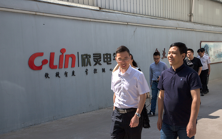 溫州市委政研室副主任王曉春（左一）一行蒞臨欣靈電氣調(diào)研指導(dǎo)