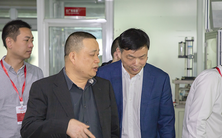 欣靈董事長(zhǎng)胡志興與調(diào)研組領(lǐng)導(dǎo)現(xiàn)場(chǎng)交流